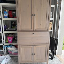 Cabinet/ Hutch 