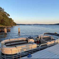 2018 Sun tracker Party Barge 24 DLX- Pontoon Boat
