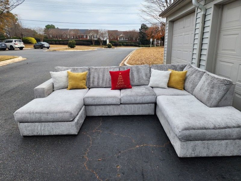 SECTIONAL LIKE NEW