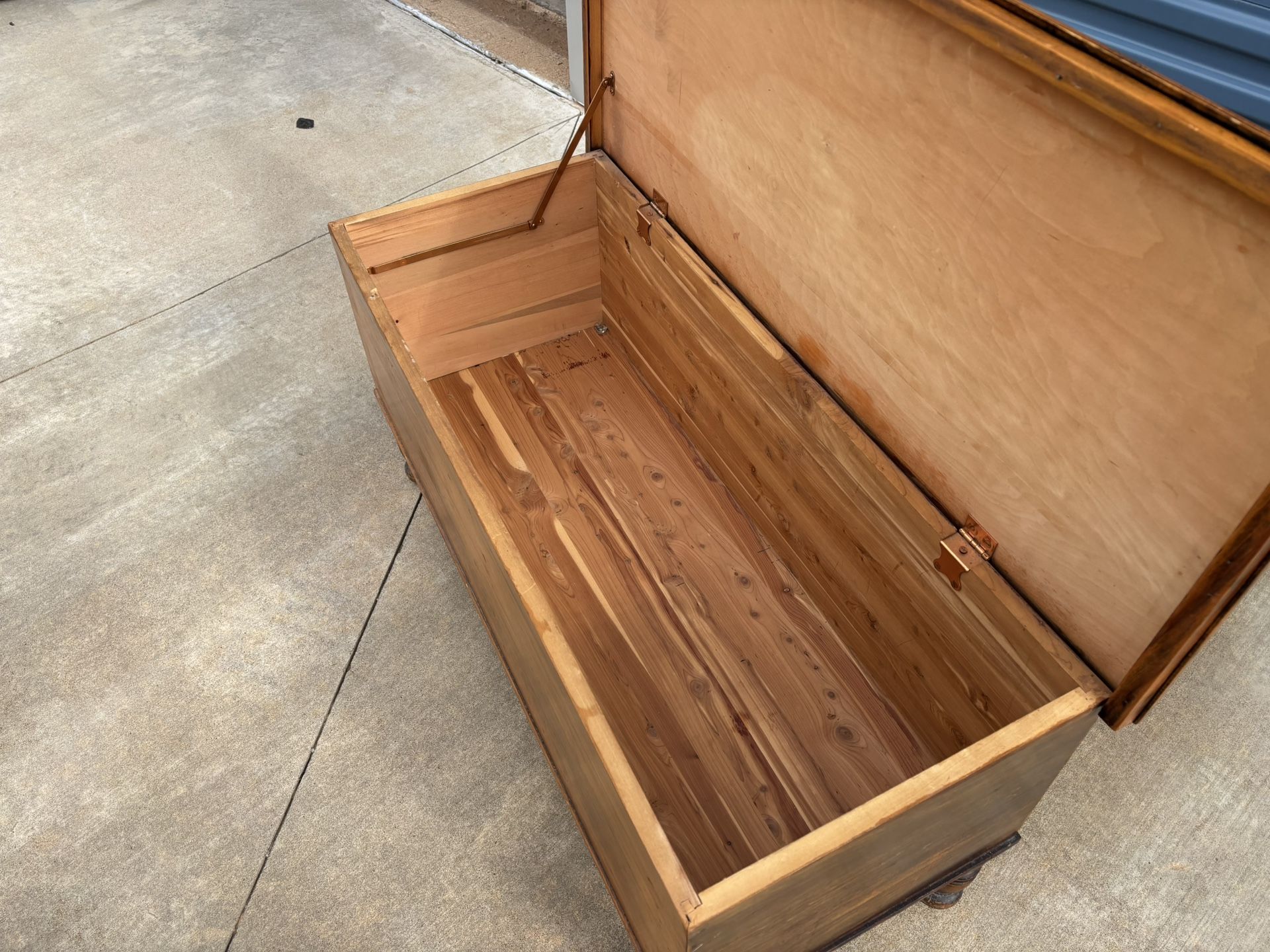 Beautiful Antique Solid Wood Cedar Hope/Blanket Chest