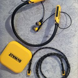 DeWALT Jobsite Pro Wireless Earbud And Fast Wireless Charging Pad