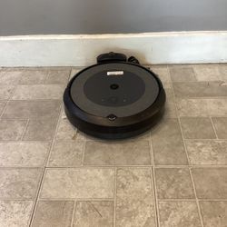 Robot Roomba I3 Vacuum W/Base Charger 