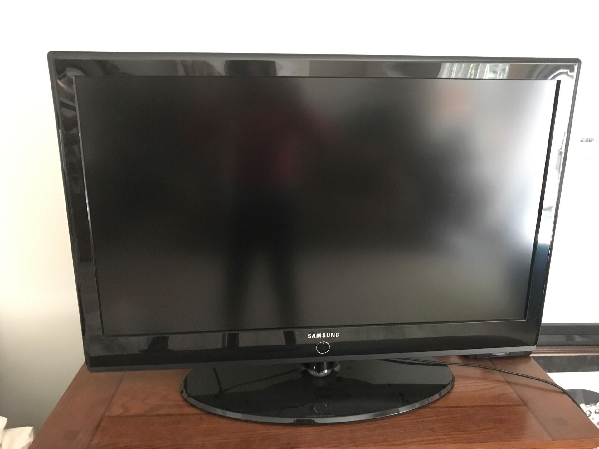 Samsung 44” smart tv-4 years old perfect condition with Roku & cables