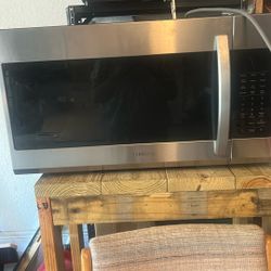 Samsung Counter Top Microwave In Very Good Condition