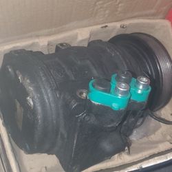 Hyundai Tucson 2006. A/c Compressor, Power Steering Pump, And Belt Tensioner