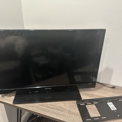Toshiba 32” LED DVD Combo HDTV + Wall Mount 