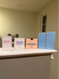 Variedad de perfumes de mujer