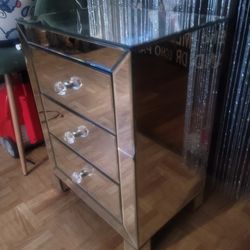  Mirror's three-drawer chest of drawers has three small cracks marked with red tape
