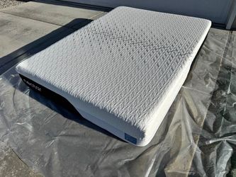 Nectar Classic Memory Foam Mattress (Queen Size) *LIKE NEW* / Delivery Avail
