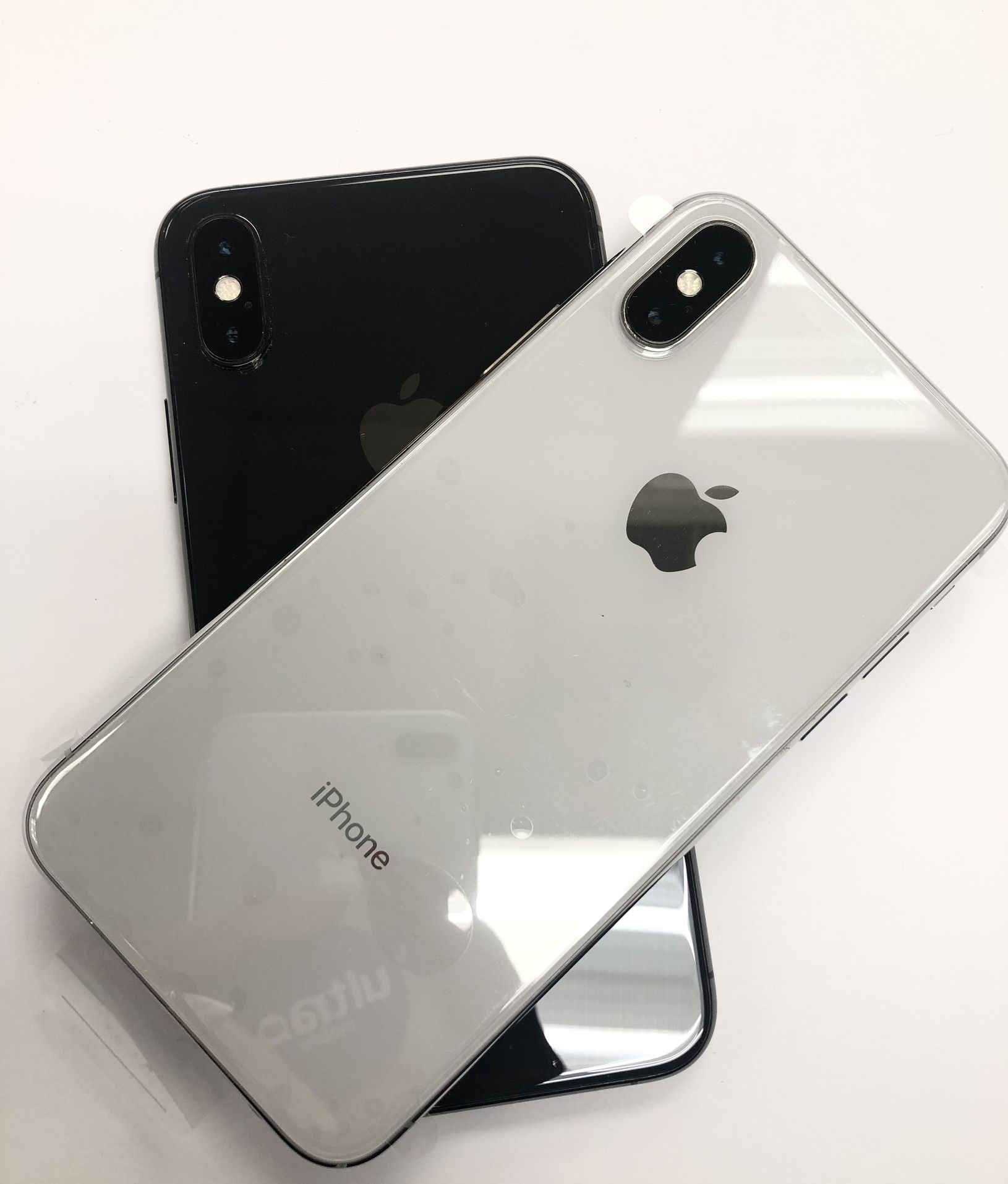 iPhone XS Max (64 gb) unlocked with store warranty Each