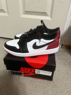 WORN TWICE JORDAN 1 LOW BLACK TOE SIZE 9.5