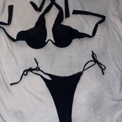 Black bikini duo