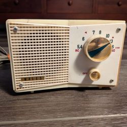 1950s Wales Sorrento vintage radio. Worked last week when I tested it, you are welcome to try it out to confirm.  See my other items available. 