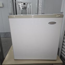 Haier 1.6 Cu Ft Mini Refrigerator For Sale. 