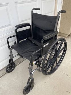 Drive Medical SSP218DDA-SF Silver Sport 2 Lightweight Folding Wheelchair 