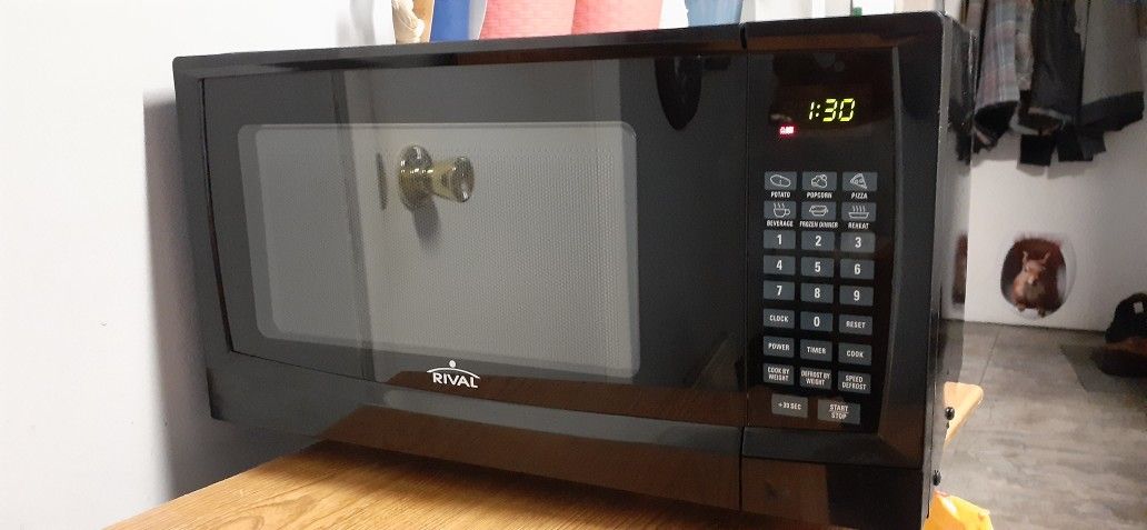 RIVAL MIDSIZE MICROWAVE 900 WATTS OF POWER WORKS GREAT FREE DELIVERY LOCALLY $30