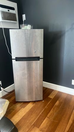 Whirlpool Stainless Steel Top-Freezer Refrigerator