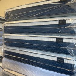 Queen Size Pillow Top Mattress 12"      New Mattress In,a Plastic Sealed 