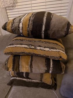 Throw / Decorative pillows
