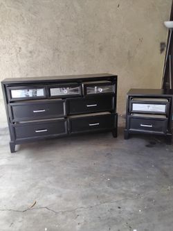 SEVEN DRAWERS DRESSER WITH NIGHT STAND
