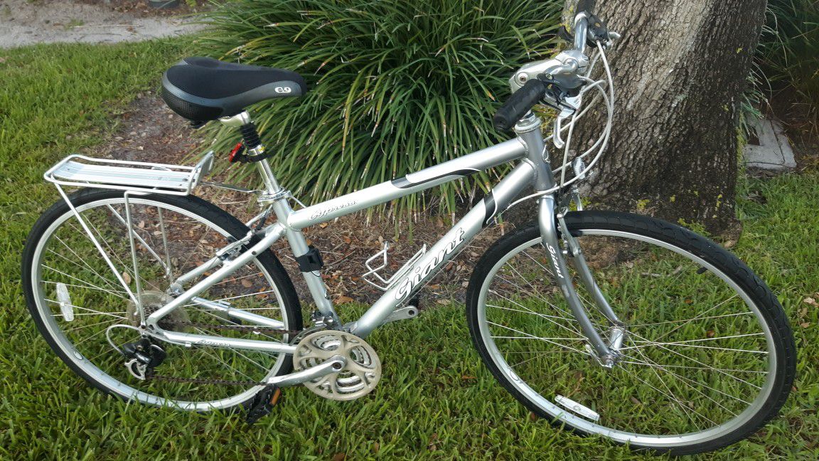 GIANT CYPRESS HYBRID BIKE. EXCELLENT CONDITION 🚴‍♂️