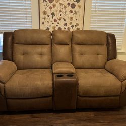 Dual Reclining Loveseat with Center Console and Cupholders