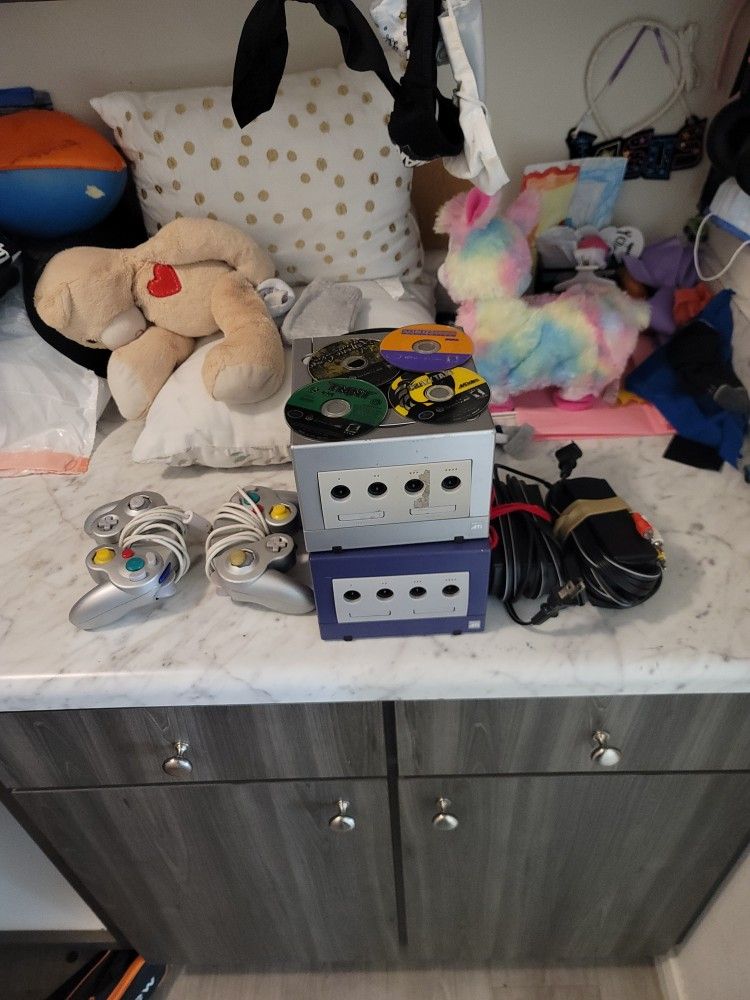 2 GameCube 2 Controllers With Connections And 4 Games 