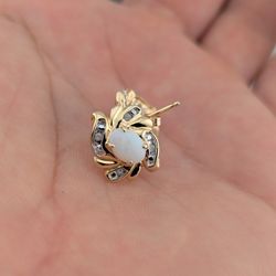 10 K Yellow Gold Opal &Diamonds Earrings 
2.41g