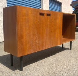 Beautiful Mid Century Modern Teak Credenza