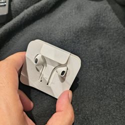 Original Apple iPhone EarPods Lightning Headset Earbuds Earphones Headphones New