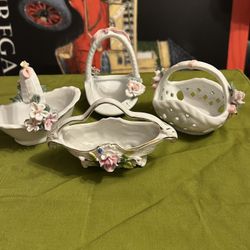 Set of 4 Vintage ceramic mini flower baskets  one has a chipped ribbon