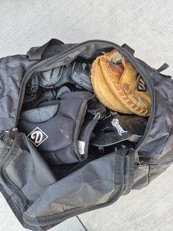 "FULL" Catchers EQUIPMENT " SET "YOUTH".  ( SEE PICS) INCLUDES EVERYTHING PICTURED. IN GLENDORA