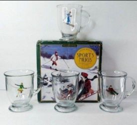 SET OF 4 VINTAGE WILLIAMS SONOMA SPORTS  GLASS MUGS.