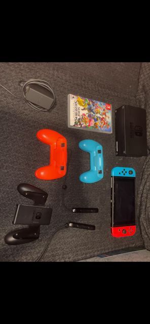 Nintendo Switch + 2 controllers + Game