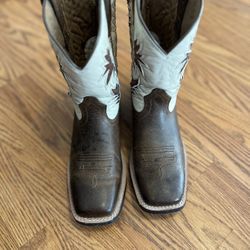 Youth Size 5 Ariat Cowboy Boots