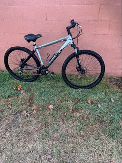 2 bikes for sale giants mountain bike and sun baha cruiser bike