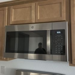 Brand New GE Microwave With Vent