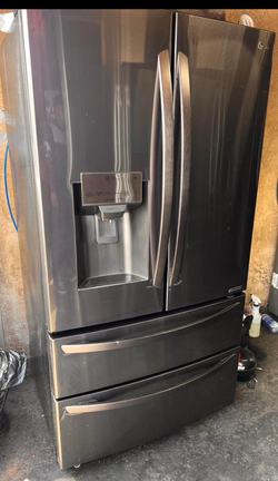 LG 4-Door French Door Fridge with Ice Maker