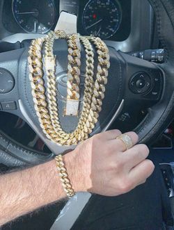 New 18 k yellow gold Cuban link chain and bracelet