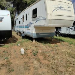 5th Wheel  -3 Slides/Home (Needs TLC)