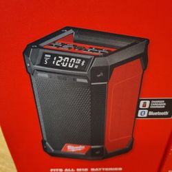 Milwaukee M12 Bluetooth Radio/Charger
