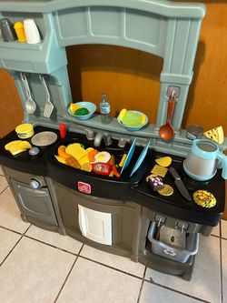 Step2 play kitchen with accessories and play food