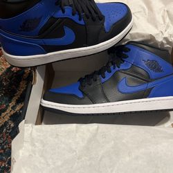 Jordan 1 Mid black/ Hyper Royal Shoe