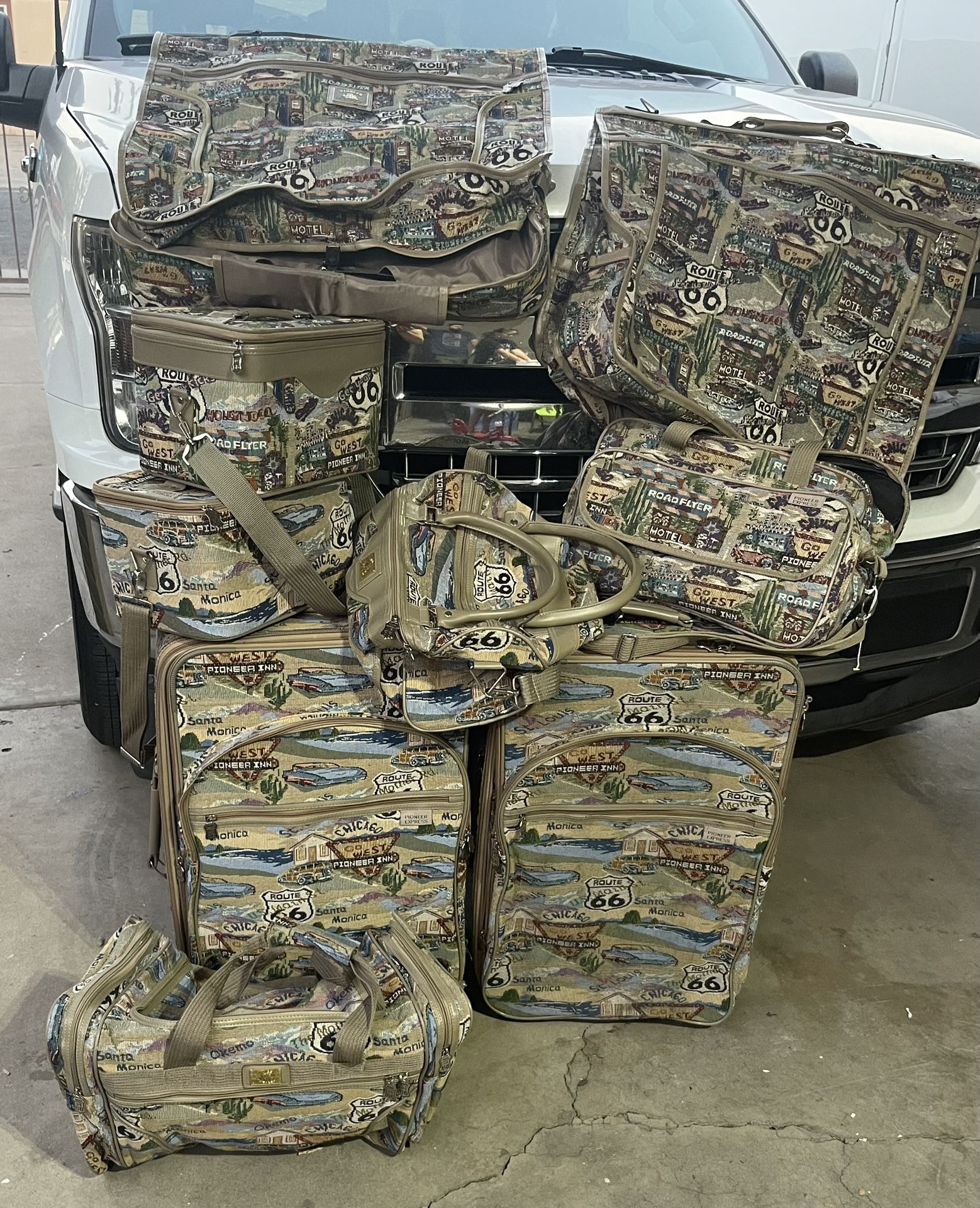 Pioneer Inn Luggage Set