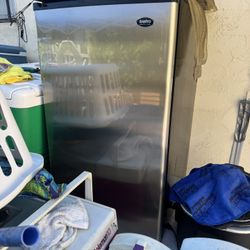 Sanyo Makes Mini Fridge 