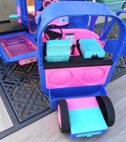 LOL OMG Dolls Excited for Their New Glamper - Camper RV Toy With Pool 
