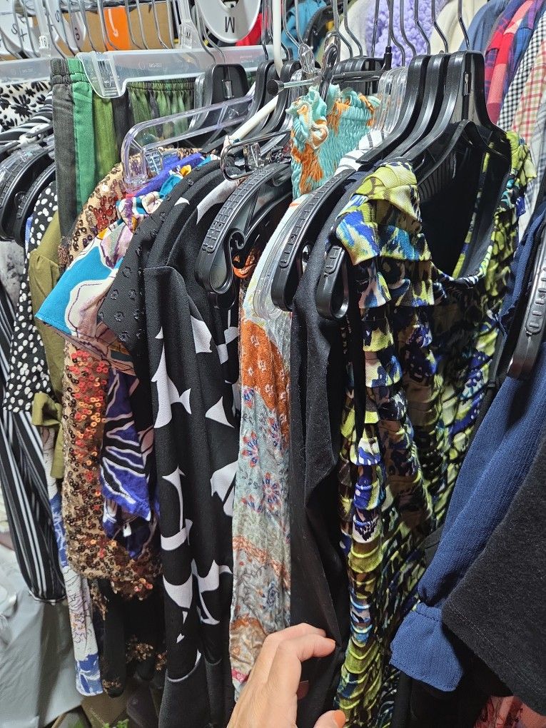 25 +PC SZ MED WOMENS CLOTHS