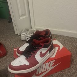 Jordan 1 Low Bulls 