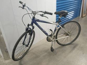 XL Trek 7300 Hybrid Bike (Fits Tall Riders 6'1" to 6'5") — $100 CASH
