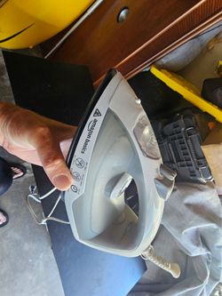 Amazon Basics Steam Iron